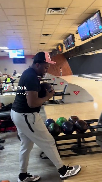 Be getting busy #bowling #bowlingtiktok #strike #bowlingtok #bowlingball #hammerbowlingball