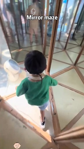Not running in mirror maze 😂 #funny #kids #mirrormaze #fail #fails #trynottolaugh #lol #fyp😂💯😂 | dailyfunfacts.5