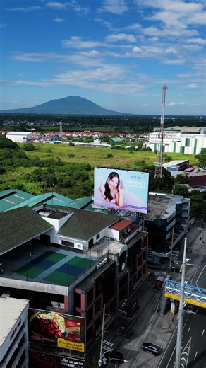 Palit billboard na tayo! 🥹 Akalain niyong nag simula lang tayo 3 years ago sa shampoo and conditioner, at ngayon meron ng sunscreen ang @Manic Beauty Official guyssss kelangan ninyo masubukan to dahil perfect sa weather ng pinas. Oil free ka at no hulas the whole day!