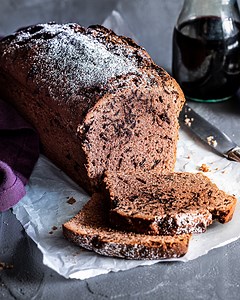 20K views · 129 reactions | Bei diesem Rezept kommt der Rotwein  mal direkt in den Kuchen – und nicht erst in den Bäcker. 狼  Dafür wird der Kuchen dann extra saftig und dank der Schokostreusel auch total schokoladig. Zum Rezept: https://www.chefkoch.de/rezepte/1254481230799966/Rotweinkuchen-schoen-saftig.html | Chefkoch | Facebook