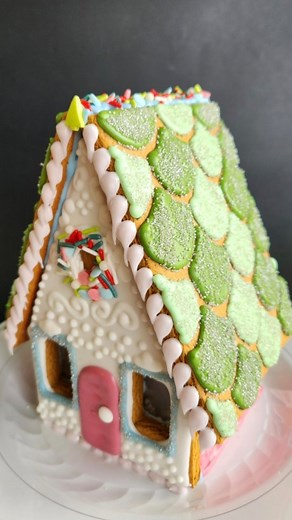 Ally Meisner on Instagram: "Another one of my favorites from last year! Instead of worrying about hot sugar to get stained glass windows, you can use rice paper! #allysbakingtips #gingerbreadhouse #gingerbread #bakingtips #bakinghacks #gingerbreadmaking"
