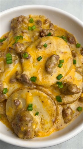 Hamburger Potato Casserole RECIPE: https://badbatchbaking.com/hamburger-potato-casserole/ #casserole #slowcookerrecipes #slowcookermeals #crockpotrecipes | Bad Batch Baking by Mallory Austin