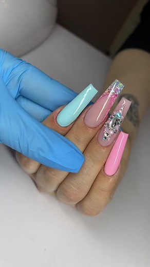 Do you like this color combination? 🦋💕 #nails #nailsrt #fyp #fy #nageldesign #nageldesigner #nägel #pinknails #bluenails #frenchnails #swarovski