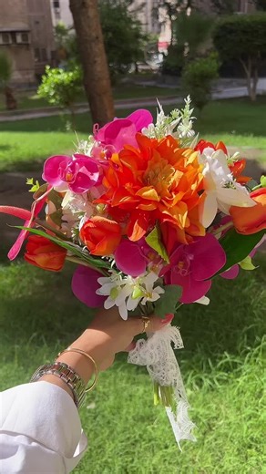 Summer vibes with a tropical bouquet 🧡🤍🩷💐#bride #brides #bridaltiktok #bridalbouquet #bridetobe #2025bride #2025brides #بوكيه #بوكيهات #عروس #fy #fyp #foryou #fypシ #fypシ゚viral #foryoupage #fyppppppppppppppppppppppp #viral #viralvideo #viraltiktok #الشعب_الصيني_ماله_حل😂😂