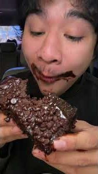 Linda’s fudge cake from the Cheesecake Factory #mukbang #chocolate