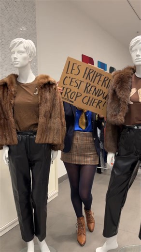 T’ES PLUS FRIPERIE QUE TU LE PENSES ! | Où va vraiment l’argent quand on magasine en friperie de l’économie sociale? « Les friperies c’est rendu trop cher ! » : non, les prix ne sont pas « trop élevés » : ils financent une mission sociale essentielle. Dans cette capsule, Gabrielle de Fripes du Relais explique les coûts réels d’une friperie (tri, loyer, matériel, employés) et pourquoi magasiner seconde main, c’est un geste solidaire Magasiner en friperie = investir dans sa communauté. Tu n’as jam