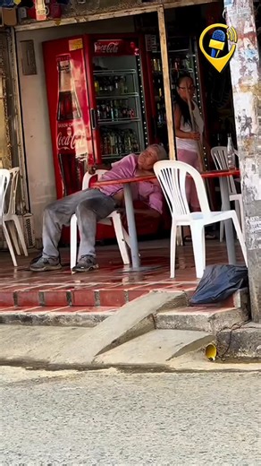 NOTICIÁRIO SALVADOR on Instagram: "ブラジルの不思議な発明 (ブラジルのふしぎなはつめい) 世界で唯一？！ブラジル独自の「電気シャワー」の謎 ​ブラジルを訪れる外国人が最も驚くことの一つは、ブラジル独特の「電気シャワー」です。多くの国ではガスやボイラーで家全体のお湯を沸かしますが、ブラジルではシャワーヘッド自体に加熱装置が内蔵されており、水が通過する瞬間に電気で温める仕組みが一般的です。この発明は、実はブラジル人が考案したもので、国民の生活に欠かせないものとなっています。 . この電気シャワーは、設置が非常に簡単でコストも低いため、ブラジル全土の家庭に普及しました。初めて見る日本人にとっては、シャワーヘッドから電線が出ている光景は少しスリリングに見えるかもしれませんが、ブラジル人にとっては日常の風景です。冬場でもすぐに温かいお湯が出るこのシステムは、まさにブラジルの工夫の賜物と言えるでしょう。 . また、ブラジル人は世界で最もシャワーを浴びる回数が多い国民としても知られています。1日に2回から3回浴びることも珍しくなく、常に清潔であることを非常に重視す