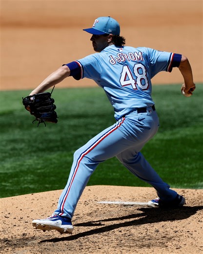 MLB Japan on Instagram: "2025年シーズンの記録的瞬間✨ ジェイコブ・デグロムが出場225試合で通算1,700奪三振に到達し、史上最速記録を樹立！"