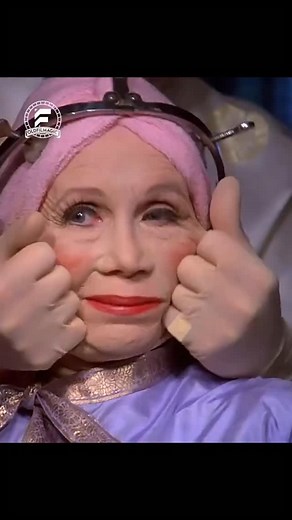 Franck Nourisson on Instagram: "🎬 Brazil by Terry Gilliam with Jonathan Pryce, Robert De Niro, Kim Greist, Michael Palin – Science-fiction dystopique, Comédie noire – 1985 📖 Synopsis : Brazil Dans un futur bureaucratique et totalitaire, Sam Lowry (Jonathan Pryce), fonctionnaire effacé, rêve d’évasion et d’amour. Une erreur administrative tragique l’entraîne dans une quête pour retrouver Jill (Kim Greist), la femme de ses songes. Confronté à une société oppressante et absurde, Sam tente de défi