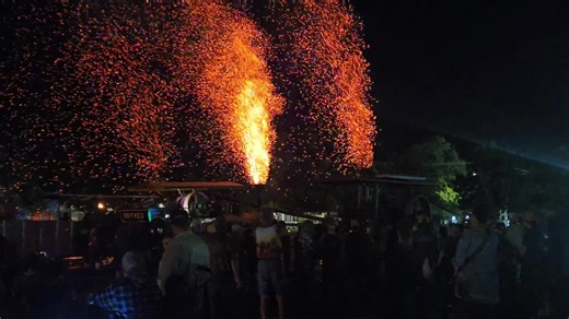 Spark shows are probably one of the coolest things you can do with a traction engine even though it makes a mess 😅#steam #steamtractor #steampower #advancerumely