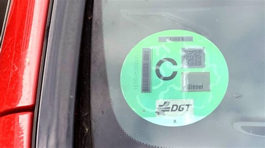 Cómo pedir la etiqueta de la DGT por internet: ¿puede conseguirse gratis?