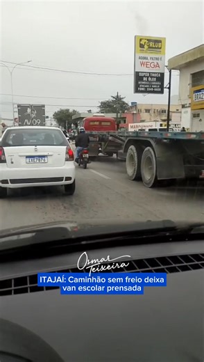 🚨AGORA: Caminhão deixa Van escolar prensada na rua Alfredo Eicke, na Barra do Rio. Veículo estaria sem freio, segundo informações. Graças a Deus, apesar dos sustos, nenhuma das crianças que estavam na van se feriu. Elas foram retiradas e já estão em segurança. Siga Osmar Teixeira | Osmar Teixeira