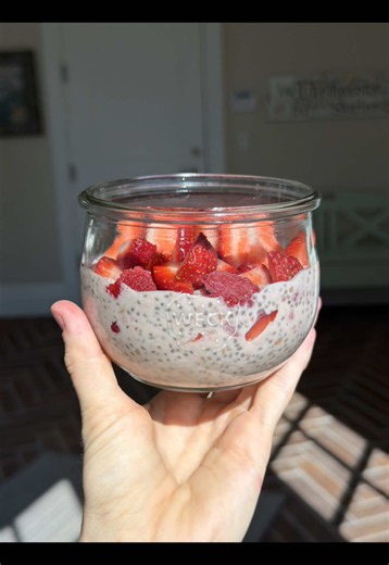 Raspberry Chia Pudding 🍓 This has been my recent go to breakfast! I love it bc it's so filling (32 g protein), packed with fiber, and it tastes delicious. ½ cup nonfat Greek yogurt ⅓ cup water 1 scoop vanilla protein powder ¾ cup raspberries 2 tbsp chia seeds ½ tsp vanilla extract 1. Add the raspberries to a bowl or jar and mash with a fork until mostly smooth. 2. Add the greek yogurt, water, vanilla protein powder, and vanilla extract. Stir until completely smooth. 3. Mix in the chia seeds unt