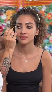 Aici e doar un fragment din ceea ce facem, zi de zi, la noi la școală😊 Fiecare exercițiu, fiecare tehnică și fiecare mic truc contează — pentru că ne ajută să lucrăm mai rapid, mai frumos și să construim bazele unui machiaj impecabil. Oamenii sunt diferiți și fiecare machiaj este o provocare, trebuie să lucrăm personalizat @mirelavescan #makeup #academy | Mirela Vescan Make-up Academy