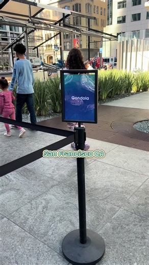 Salesforce Park) is a 5.4-acre, free public rooftop park located 70 feet above the Salesforce Transit Center in downtown San Francisco. It features a 0.6-mile walking trail, over 600 trees, 16,000 plants, a children's play area, and an amphitheater. The park is open daily and offers numerous free events, including fitness classes, live music, 🎼 Salesforce Park) es un parque público gratuito en la azotea de 5,4 acres ubicado a 70 pies por encima del Salesforce Transit Center en el centro de San 