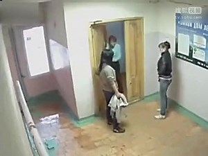 实拍三女子憋不住尿了，在公共场所随地小便