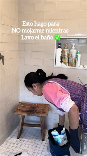 Esto hago para NO mojarme mientras lavo el baño #limpieza #limpiando #limpiezadecasa #housecleaning #vlogs
