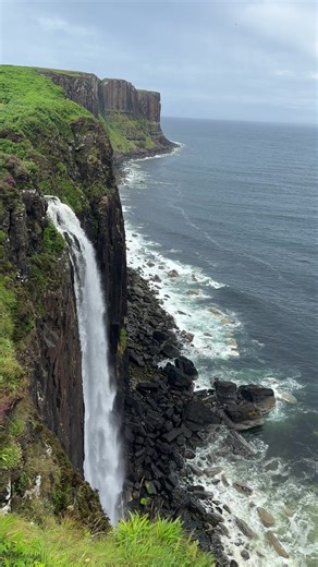 Kilt Rock and Mealt Falls are natural wonders located on the Isle of Skye. Kilt Rock is an impressive sea cliff that stands tall at around 200 feet, resembling the pleats of a traditional Scottish kilt, hence its name. The cliff's unique geological formations create striking vertical patterns, and when combined with the cascading Mealt Falls plunging from the top, it's a breathtaking sight to behold. #Scotland #ScotlandTikTok #ScotlandTravel #ScotlandForever #TravelTikTok #TravelBucketList #Plac