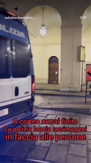3.5K views · 55 reactions | Venerdì 3 ottobre, dopo aver gasato la manifestazione a Porta Susa, la polizia ha fatto inseguimenti e spari di lacrimogeni ad altezza d'uomo in piazza Castello e via Po a corteo finito. Sarà la frustrazione di tre giorni di cortei selvaggi? Sarà la solita violenza? | Radio Blackout 105.250 | Facebook