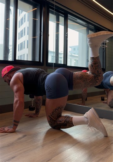 DUMBBELL KNEE FRIENDLY GLUTE WORKOUT!⤵️ -RDL: 15 Reps -Single Leg RDL: 10 Reps Per Leg -Glute Bridge: 25 Reps -Single Leg Glute Bridge: 10 Reps Per Leg -Kickback: 25 Reps Per Leg -Donkey Kick: 15 Reps Per Leg -Clam Shells: 15 Reps Per Leg -Squat Hold: 10 Seconds COMPLETE 3 ROUNDS!🔥