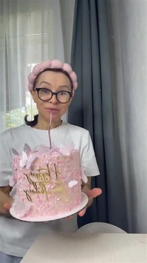 Торт на заказ on Instagram: "Воздушный вишнёво-творожный торт, в котором воздушные, шоколадные бисквиты, пропитаны в меру сладким сметанным кремом, прослоены нежным творожным кремом с вишней! #торт #тортнаденьрождения #тортбезмастики #тортназаказ #тортсягодами #тортсцветами #тортнасвадьбу #тортдлядевушки #тортдлямамы #тортсрозами #тортназаказминск #тортыназаказминск #cake"