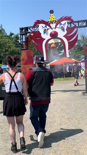 Exploring the Big Flea: Vendors and Live Entertainment