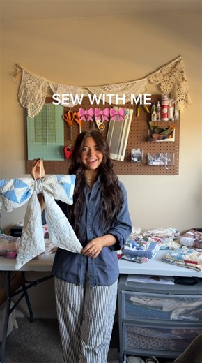 love lori on Instagram: "bows dropping soon!!! 🎀🤍 #quiltbow #quiltedbows #ᴇxᴘʟᴏʀᴇᴘᴀɢᴇ #repurposedquilts #sewingexplorepage #vintagequilt #antiquequilt"