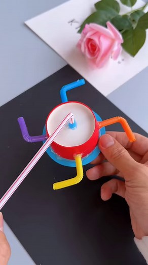 Don’t throw away straws and disposable cups. Use them to make a whirlwind spinning top. It’s a great exercise for your child’s lung capacity! #Parent-child handicraft #Homemade #toys #Handmade #Handmade #diy paper craft | paper craft