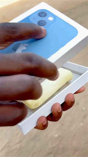 Il achète un téléphone… et découvre ÇA 😳