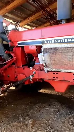 Today we are mounting the New Idea corn picker to the 686 International tractor! We also give the Farmall Super M-Ta some TLC. Thank you all for watching! Happy Harvest! part 1