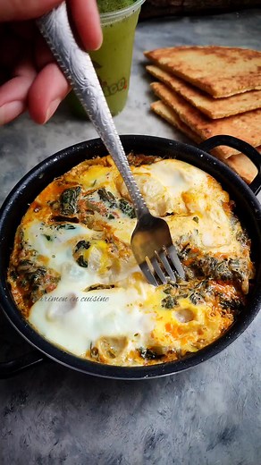 Épinards aux oeufs 👇سلق بالبيض Un de mes légumes préférés les épinards 🥬et cette recette algerienne est trop facile à préparer 🔹Ingrédients pour 2 personnes : 1/2 botte d'épinards 2 cas d'huile d'olive 1 tomate râpée 2 gousses d'ail Sel et poivre Paprika 3 à 5 oeufs Faites revenir les épinards dans 2cas d'huile d'olive a petit feu 15mn Ajouter l'ail,la tomate et les épices et laisser mijoter encore 5mn Verser les oeufs par-dessus, couvrir et laisser les oeufs cuissent من بين الخضروات لي نفضله
