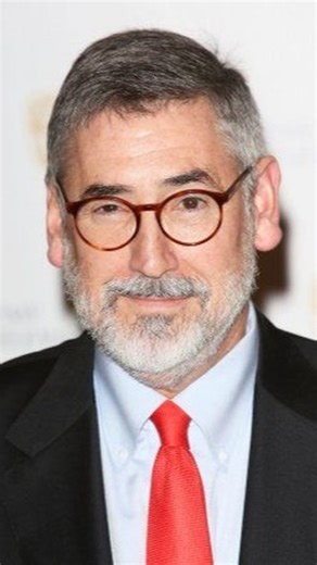 Movies Cinemagic on Instagram: "Parte da História Cinematográfica Susan George ficou eternizada por seu papel intenso em Straw Dogs (1971), ao lado de Dustin Hoffman, onde interpretou uma mulher dividida entre a vulnerabilidade e a resistência. Seu trabalho nesse thriller psicológico gerou controvérsias e elogios, marcando-a como uma das atrizes britânicas mais ousadas de sua geração, com forte presença no cinema dos anos 70. Lindsay Duncan é uma das grandes damas do teatro e da televisão britân