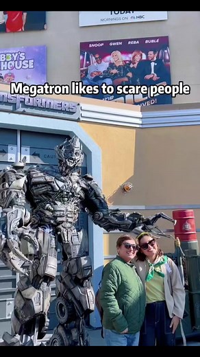 People scared😱🤖 #universalstudios #transformers #megatron #funny #fyp