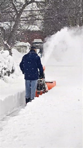 Toronto’s worst snowstorm vs this snow blower