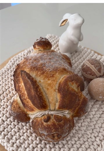 Have you seen the sourdough #breadbunny trend? Well here’s ‘Pietro’, aka Peter Rabbit 🐇 👩‍🍳 Baker Bel’s Specs 🌾 85% @Mulino Caputo Manitoba Oro 🌾 15% Caputo Semolina Rimacinata 💧 32.5% 🥛 40% 🥣 20% 🧂 3% 🫒 1.4% EVOO 🤎 Caputo flours imported into Australia by @Basile_Imports 🤎 To shape this sourdough bunny, I used my @Ooni Pizza Dough Cutter #sourdoughbaking #easterbaking