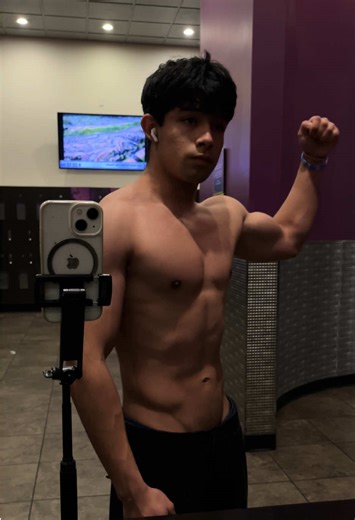 Hitting abs and then posing is so hard because it constricts my mid section 😭😭😭 #progress #gym #xyzbca #fyp #viral