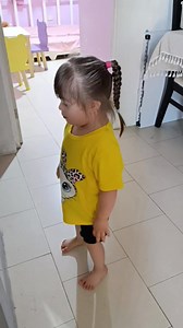✨JUEGO PARA DESARROLLAR LA HABILIDAD DE SEGUIMIENTO DE INSTRUCCIONES EN LOS PEQUES 👧🏻🧒🏻👧👦 Si tú peque ya conoce las partes de su cuerpo solo pide que se ponga frente al espejo y ve mencionando repetidamente la instrucción hasta que la ejecute, puedes hacerlo acompañado de música y de forma divertida ... Está estrategia servirá también para aquellos que todavía no conocen las partes del cuerpo, puedes ponerte detrás de tu peque y ayudarlo tomando sus manos para tocar la parte del cuerpo que
