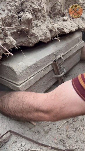 exploring hidden worlds | treasure hunting #treasurehunting #treasurehunt #metaldetecting #trend | Treasure Diggers