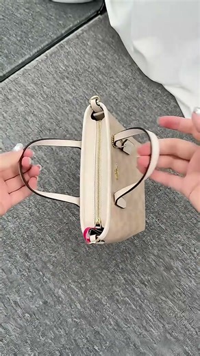 蔻驰（COACH）【品牌直供】女士小号宽肩带手提单肩斜挎托特包CW032礼物