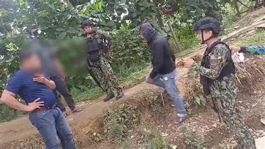 PANOORIN | Naaresto ng Philippine National Police ang akusado sa kasong kidn*pping-for-ransom matapos ang 19 taong pagtatago na may ₱300,000 reward, sa isinagawang joint operation sa Misamis Oriental nitong Pebrero 15, 2026. Ang akusado, na kilala sa alyas na “Tinyente Preacher Jacob,” ay dating kasapi ng Philippine Army. Batay sa rekord ng kaso, noong Mayo 24, 2007 ay dinukot ng mga armadong lalaki ang negosyanteng Filipino-Pakistani na si Tariq Mian sa harap ng kanyang tindahan sa Dela Rosa St