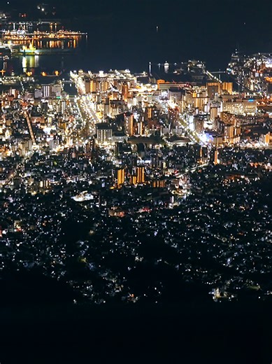 呉市の絶景「灰ヶ峰からの夜景」 呉市内を一望できる灰ヶ峰。 そこからみた夜景は呉の歴史を映すかのように幻想的に輝いていました。 色々と話題になりやすい灰ヶ峰ですが、今でも広島市民、呉市民の方に愛される夜景スポットとなってます。 広島夜景スポットでは珍しく、夕日も観れてマジックアワーと夜景が同時に楽しめる場所です😌 【住所】広島県呉市栃原町 【駐車場】6台あり 【トイレ】あり？（幽霊が出るとも） 【電波】悪いです 【展望台】あり #夜景 #広島 #観光 #エモい #hiroshima