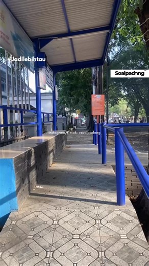 Soal Padang on Instagram: "Sebagai Ibukota Provinsi Yang Penduduknya Hampir 1 Juta, Alhamdulilah Sudah Memiliki Transum Bus TP (Trans Padang) Yang memiliki 6 Koridor, Design Halte nya pun kini Simpel tapi Informasi Sangat Lengkap . . #soalpadang #padang #sumaterabarat"