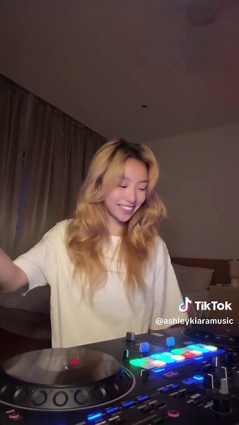 EDM Mashup: It's 9 PM on a Friday Night