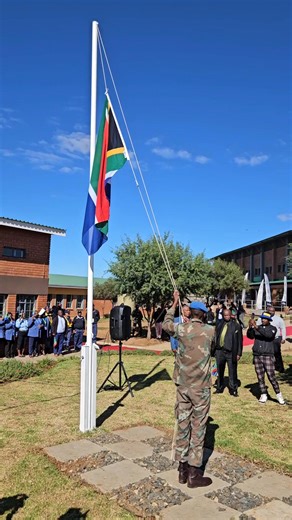 Sergeant Major Pearce demonstrates the hoisting of the South African national flag ceremony at Tjhebelopele Primary School. 🇿🇦 #CareerExpo #SANDFOutreachProgram | DHET