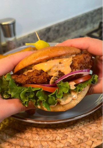 Hamburguesa de Pollo Súper Crujiente con Aderezo Especial