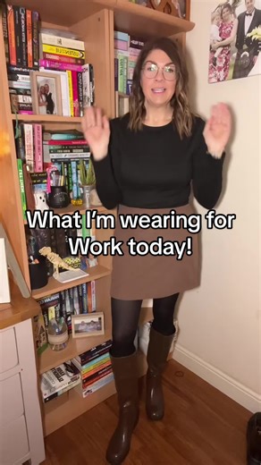 Hers my OOTD for work. I absolutely love this skirt from #halara, it’s stretchy and so comfortable. Have a lovely day! #midsizeootd #midsizestyle