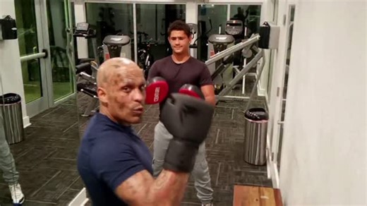 Locroccett on Instagram: "PRIVATE BOXING 🥊CLASS WITH 2# STUDENTS TEACHING 3# PUNCH 👊 COMBO WITH POWER UNTIL THE GLOVES COME OFF 😲 💪 😲 💪"