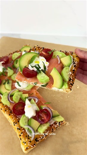 Tarte feuilletée apéritif facile au saumon, avocat et burrata
