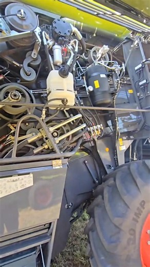 The Craziest Machinery Inside a Combine🤯 #farming #farmlife #combine #cllass #combineharvester