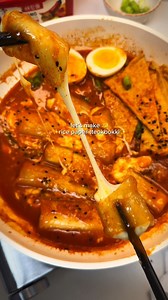 This ain’t your average tteokbokki🔥 Rice paper 🍚 cheese 🧀 = the chewiest cheese tteokbokki 🤯 Spicy, sweet, cheesy, and SO easy to make✨ You can make tteokbokki without rice cakes!! 📍 Share with your cheese lover and save the recipe 🧀 ⬇️Recipe steps in comments💬 | Haileyateit